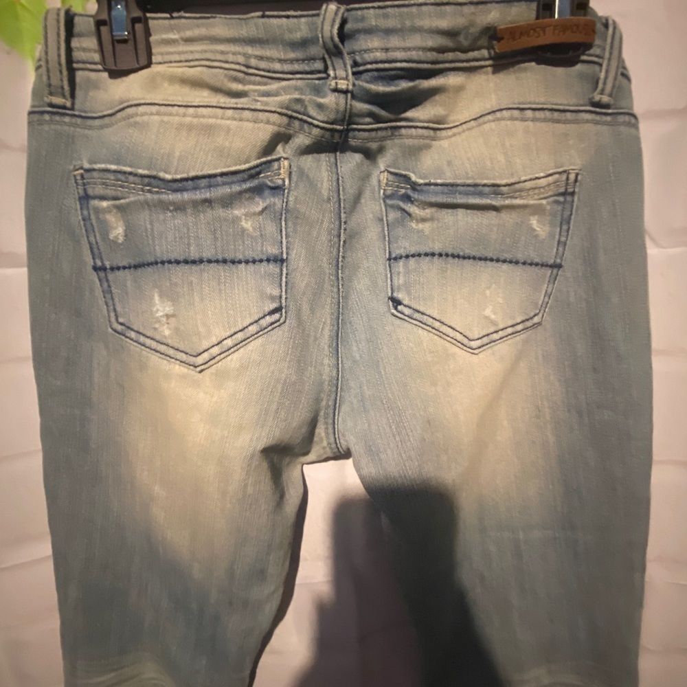 ALMOST FAMOUS LOW RISE JEANS - Picture 9 of 10